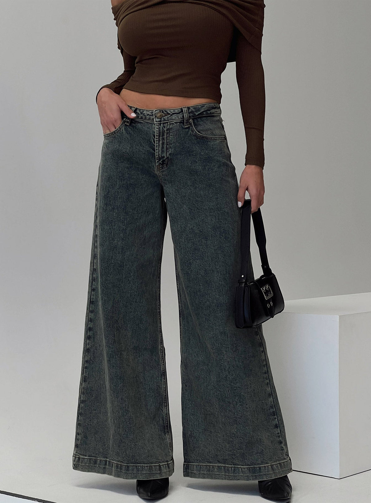 Ziggie Low Rise Baggy Jeans Antique Wash