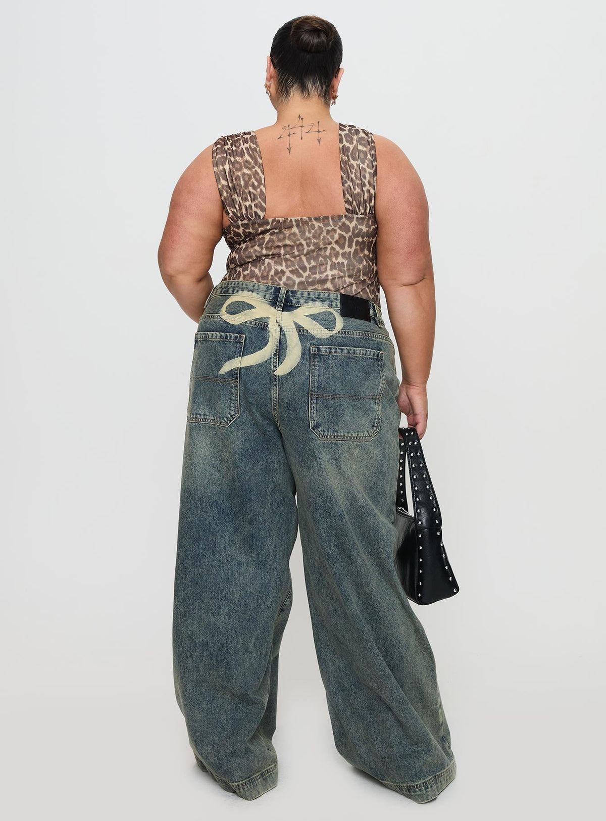 Ribbon Stamp Low Rise Wide Leg Jeans Antique Wash Curve